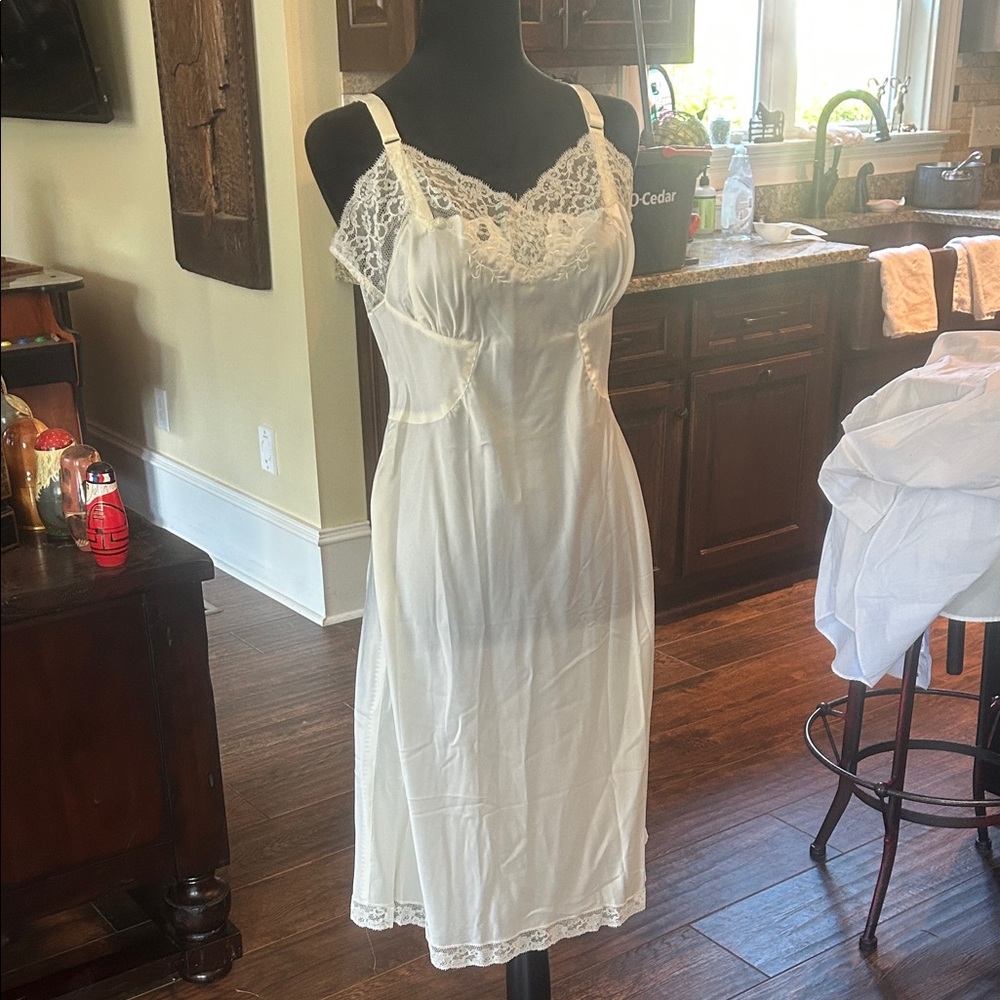 Vintage Barbizon Enchant Sz 36 Cream Ivory Lace Trim Full Slip Dress Like New
